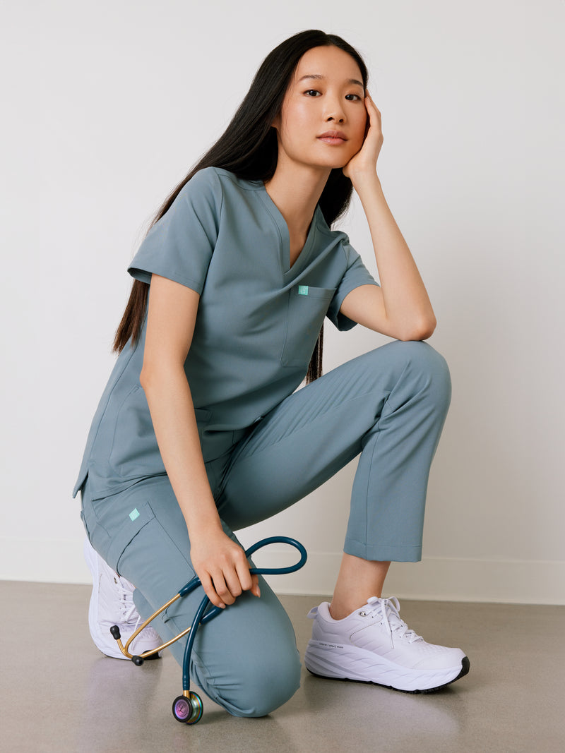 CHLOE RE-GARDE™ - GRIS OCÉANO - Top médico de tres bolsillos - SILVADUR™ - VENTA FINAL