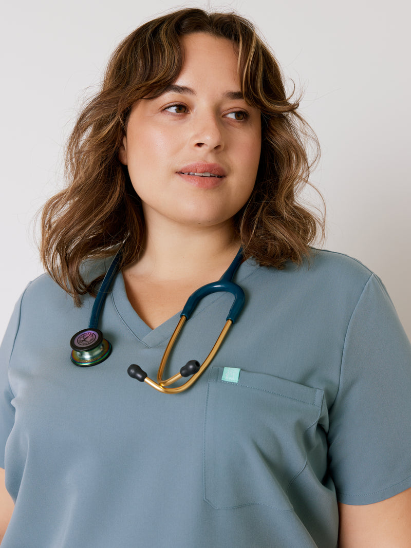 GABRIELLE RE-GARDE™ - GRIS OCÉANO - Blusa médica de un bolsillo - SILVADUR™ - VENTA FINAL