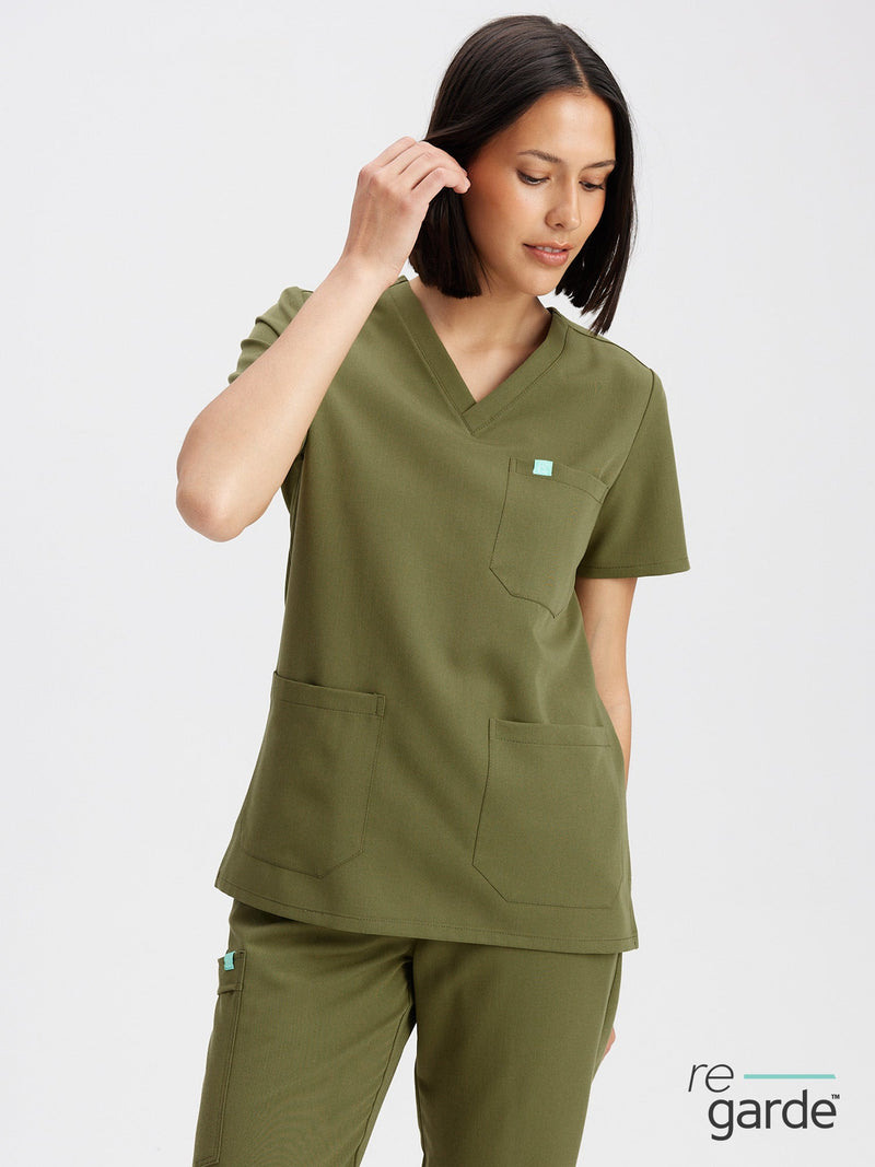 CHLOE RE-GARDE™ - OLIVE - Three Pockets Scrub Top||CHLOE RE-GARDE™ - OLIVE - Haut Trois Poches