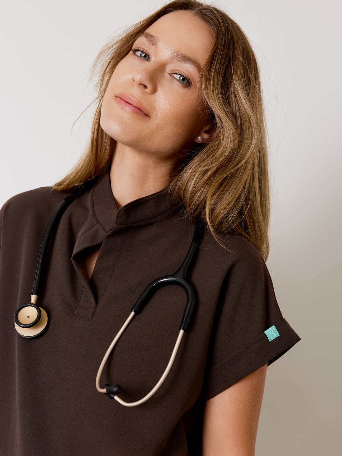 CHARLIE RE-GARDE™ - CHOCOLATE - Blusa médica con cuello mandarín - SILVADUR™