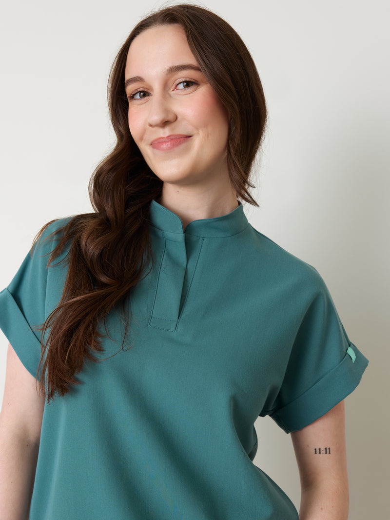 CHARLIE RE-GARDE™ - AZUL LAGUNA - Blusa médica con cuello mandarín - SILVADUR™
