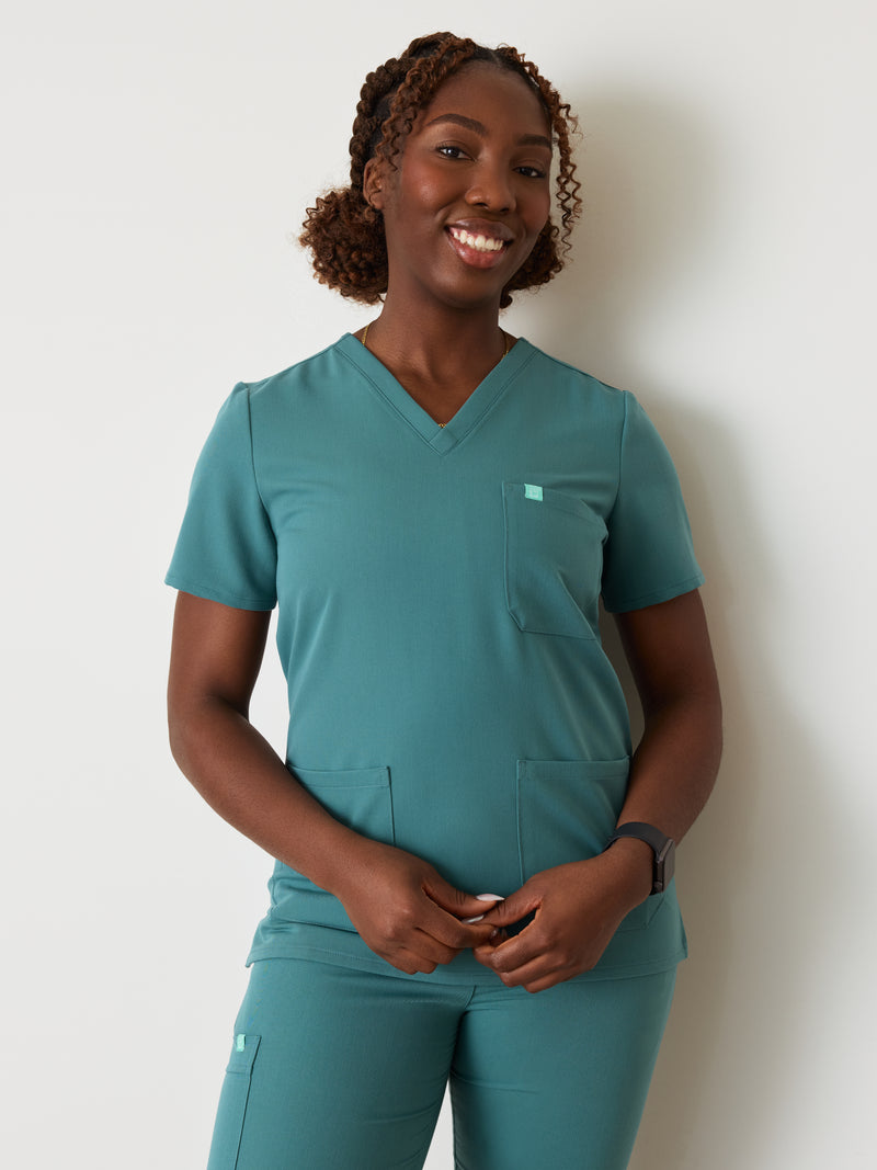 CHLOE RE-GARDE™ - AZUL LAGUNA - Blusa médica de tres bolsillos - SILVADUR™