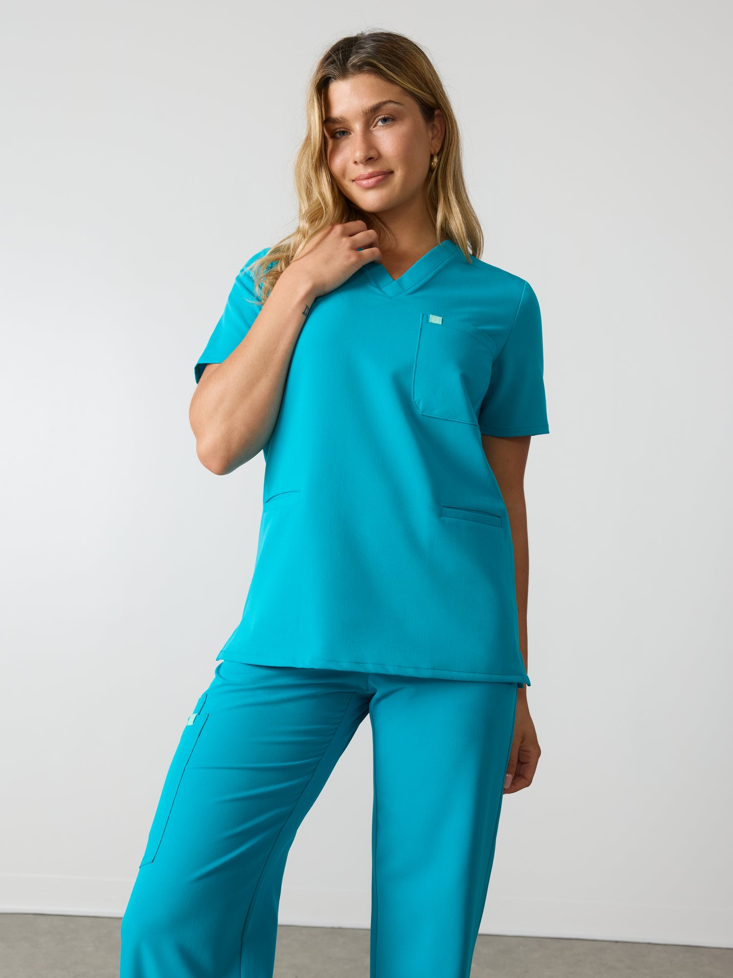LIV RE-GARDE™ - PARADISE BLUE - Three Pockets Scrub Top - SILVADUR™