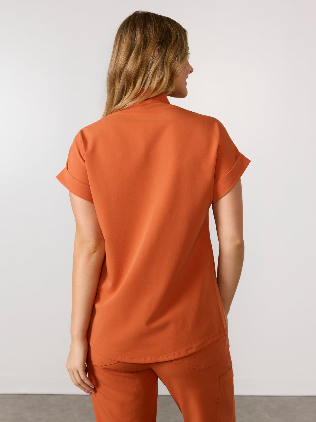 CHARLIE RE-GARDE™ - CRÈME BRÛLÉE - Mandarine Collar Scrub Top - SILVADUR™