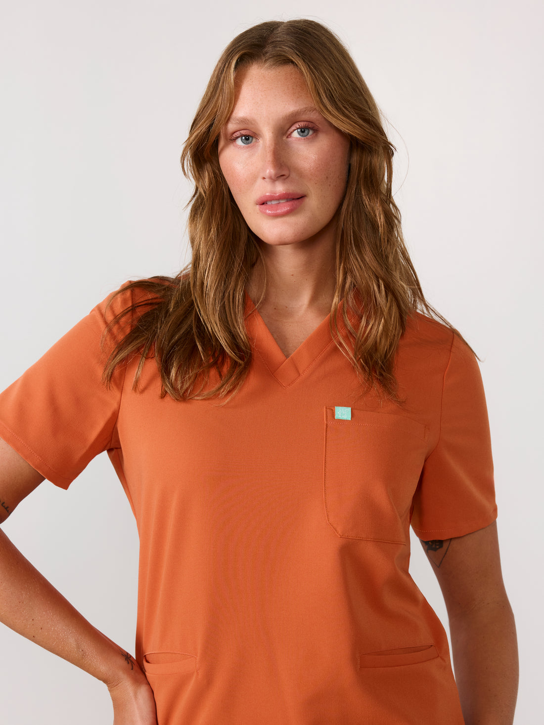 LIV RE-GARDE™ - CRÈME BRÛLÉE - Three Pockets Scrub Top - SILVADUR™