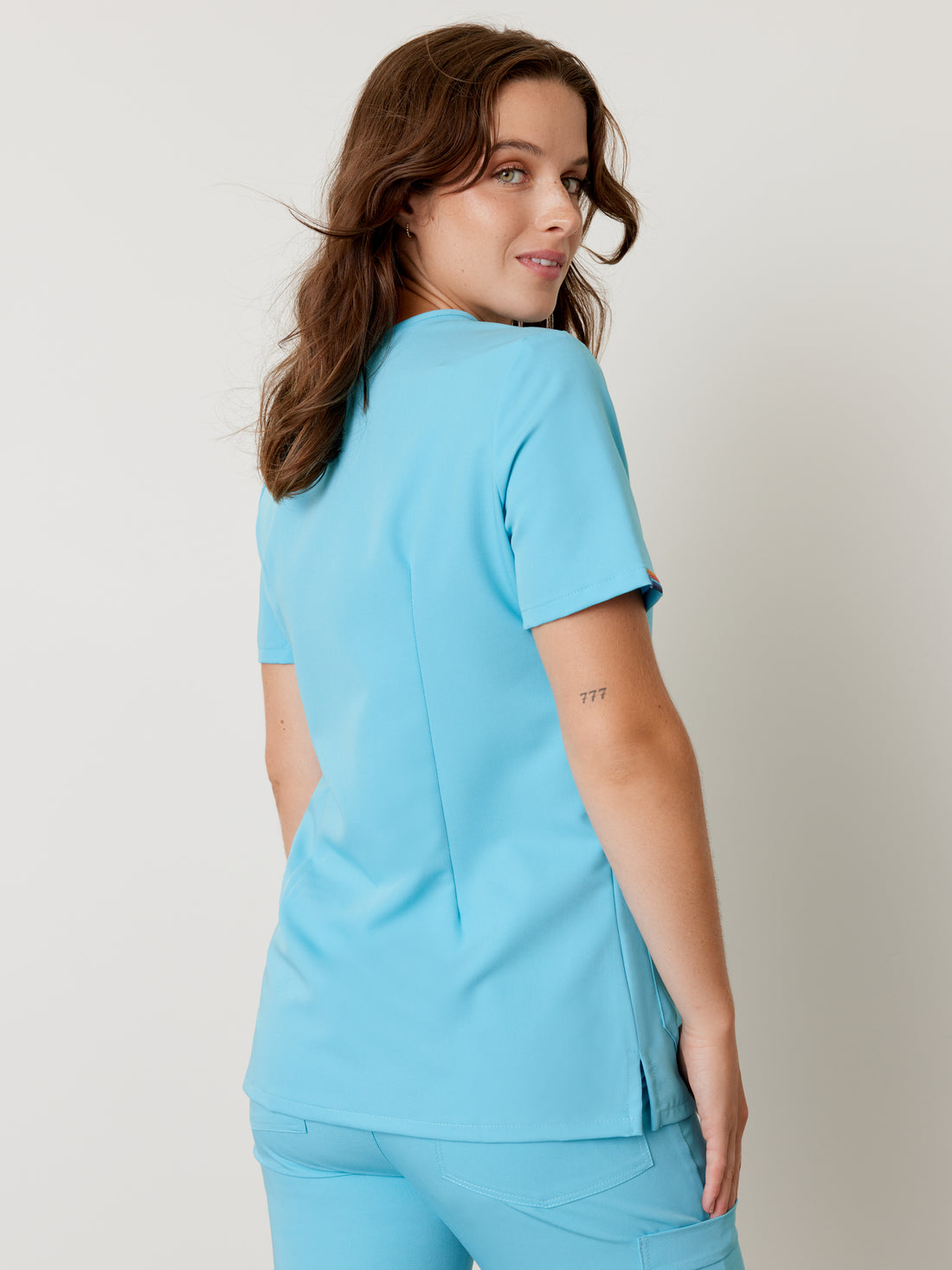 CHLOE RE-GARDE™ - RETRO BLUE - Blusa médica con tres bolsillos