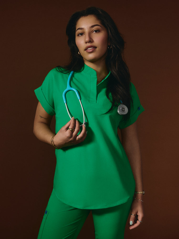 CHARLIE RE-GARDE™ - GM x PONY GREEN - Blusa médica con cuello mandarín - SILVADUR™