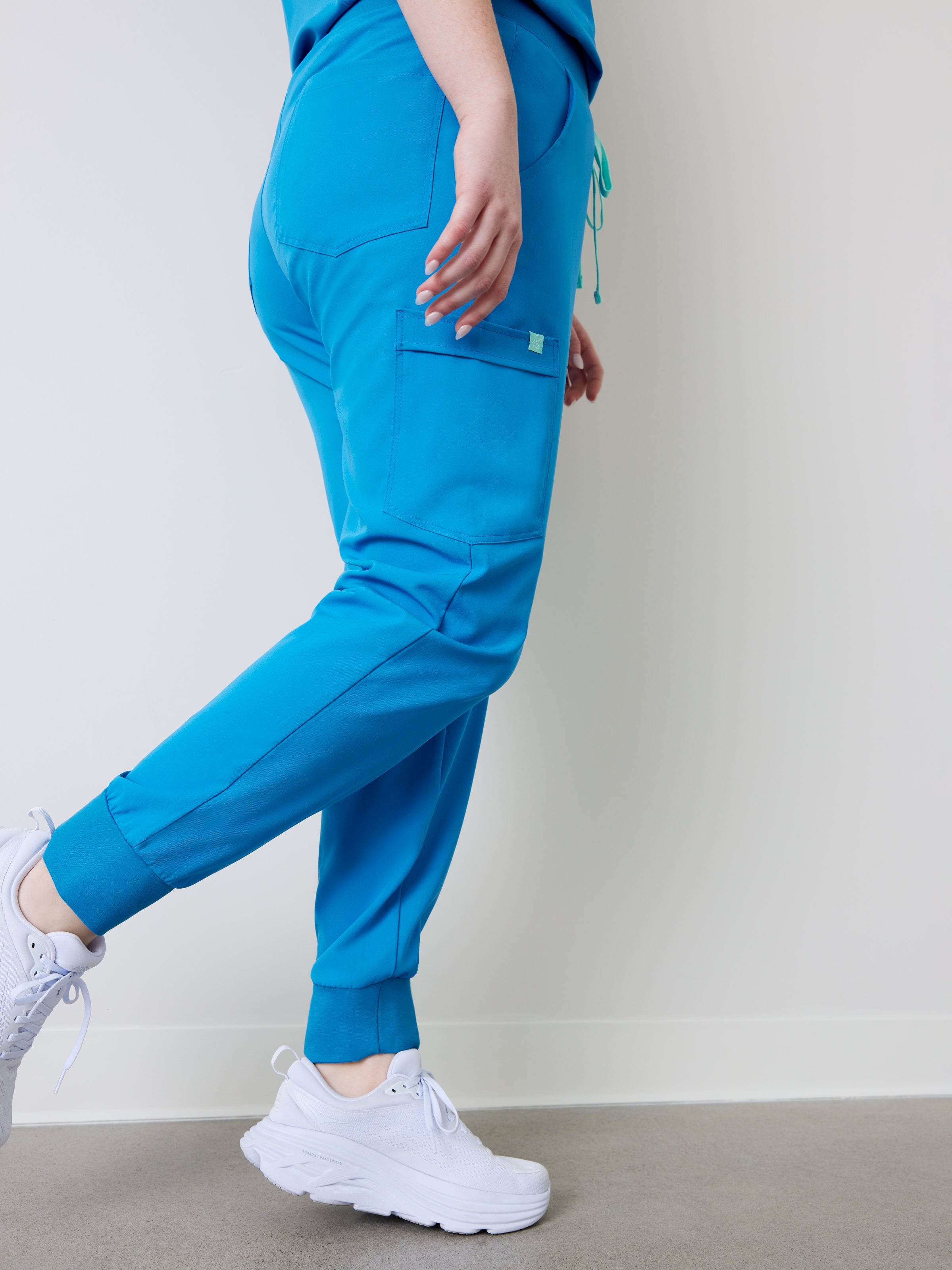 トラベルミッドトレーナー　クルーズブルー　UK6 US8 EU39 DEMI RE-GARDE™ - AZURE BLUE - Jogger Scrub Pants - Final Sale